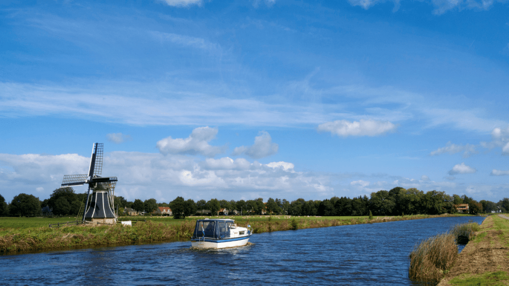 Uitzicht over water en een boot in Friesland